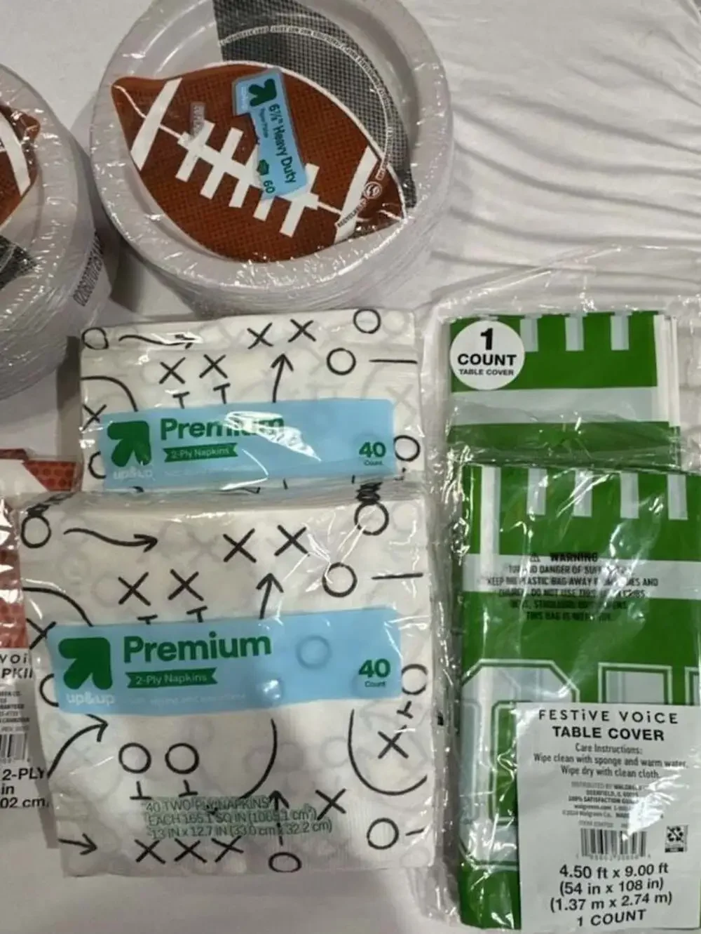 843  Football Themed Party Supplies Set Including Plates, Napkins, & Table Cover